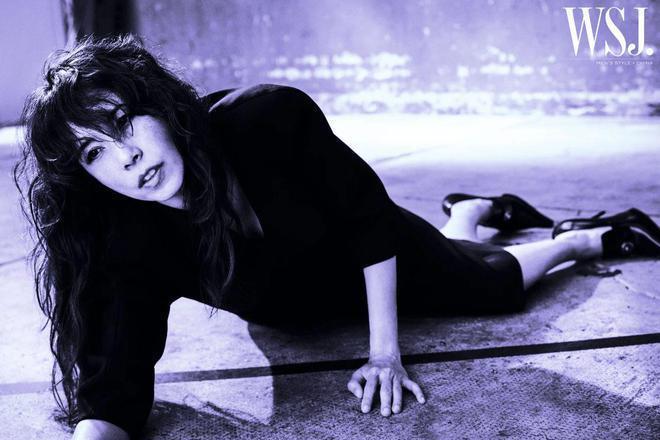 53岁莫文蔚出道30周年杂志封面曝光 名品美腿吸睛