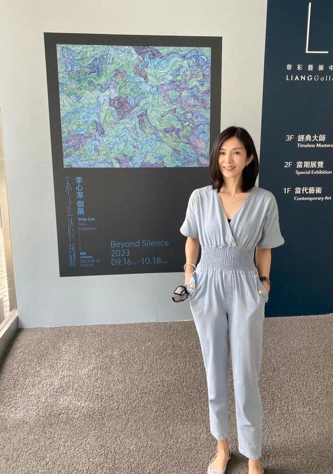 49岁杨采妮素颜撑场李心洁画展 清纯美貌太无敌