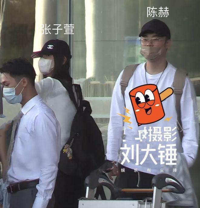 陈赫携家人现身看张子萱笑容宠溺 俩女儿穿姐妹装