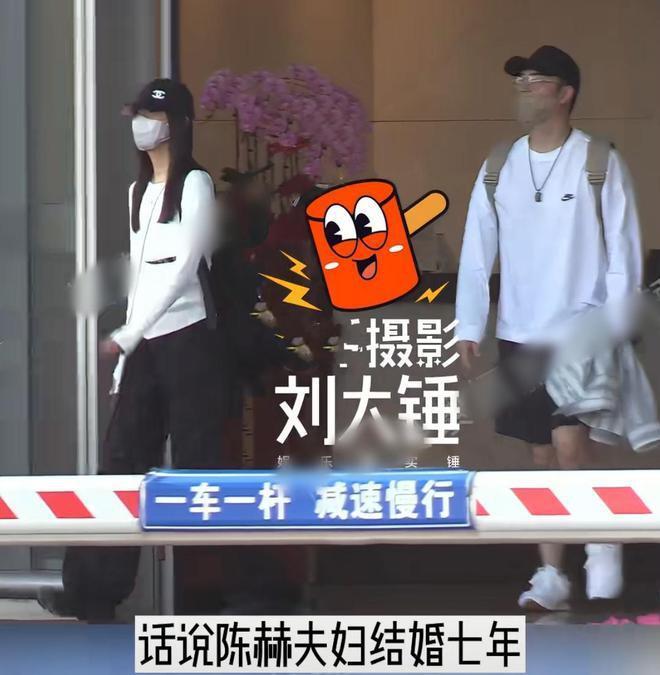 陈赫携家人现身看张子萱笑容宠溺 俩女儿穿姐妹装