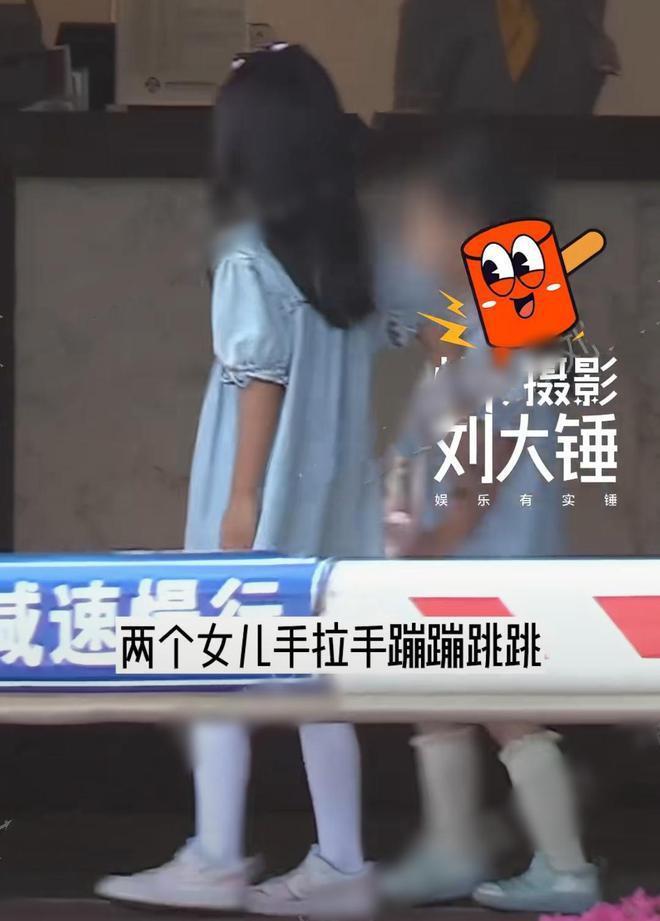 陈赫携家人现身看张子萱笑容宠溺 俩女儿穿姐妹装