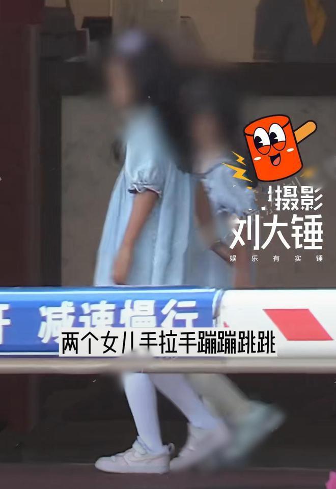 陈赫携家人现身看张子萱笑容宠溺 俩女儿穿姐妹装