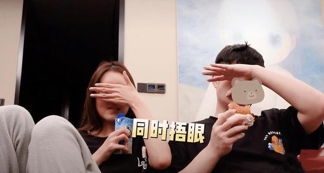 陈赫携家人现身看张子萱笑容宠溺 俩女儿穿姐妹装