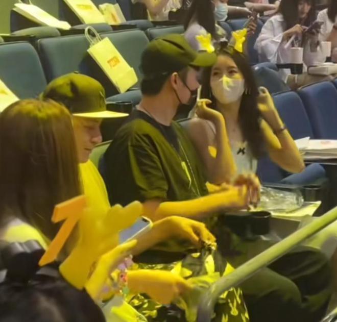 陈赫携家人现身看张子萱笑容宠溺 俩女儿穿姐妹装