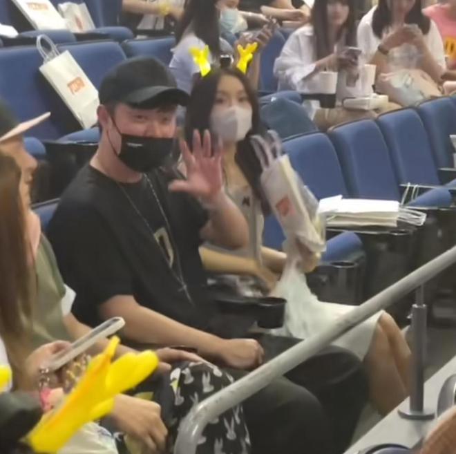 陈赫携家人现身看张子萱笑容宠溺 俩女儿穿姐妹装