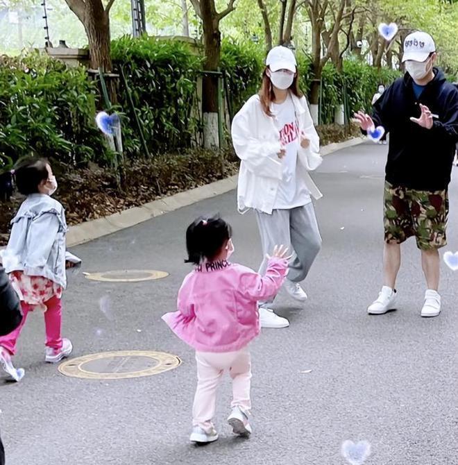 陈赫携家人现身看张子萱笑容宠溺 俩女儿穿姐妹装