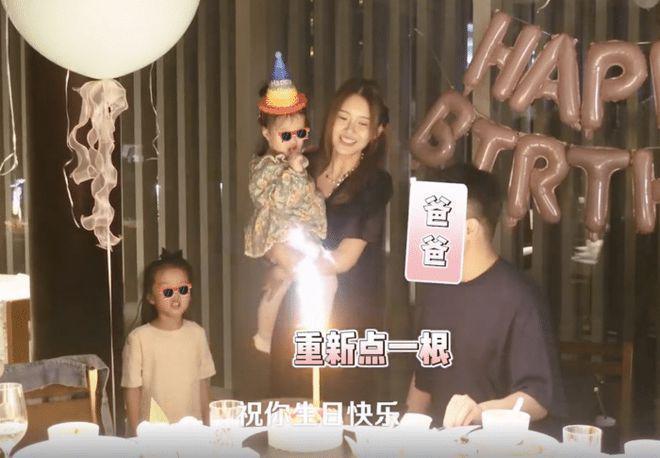 陈赫携家人现身看张子萱笑容宠溺 俩女儿穿姐妹装