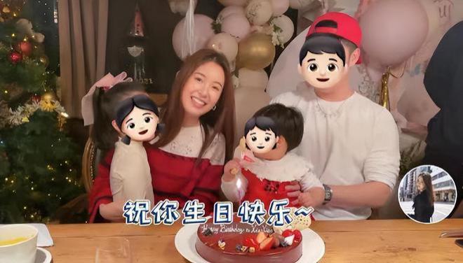 陈赫携家人现身看张子萱笑容宠溺 俩女儿穿姐妹装