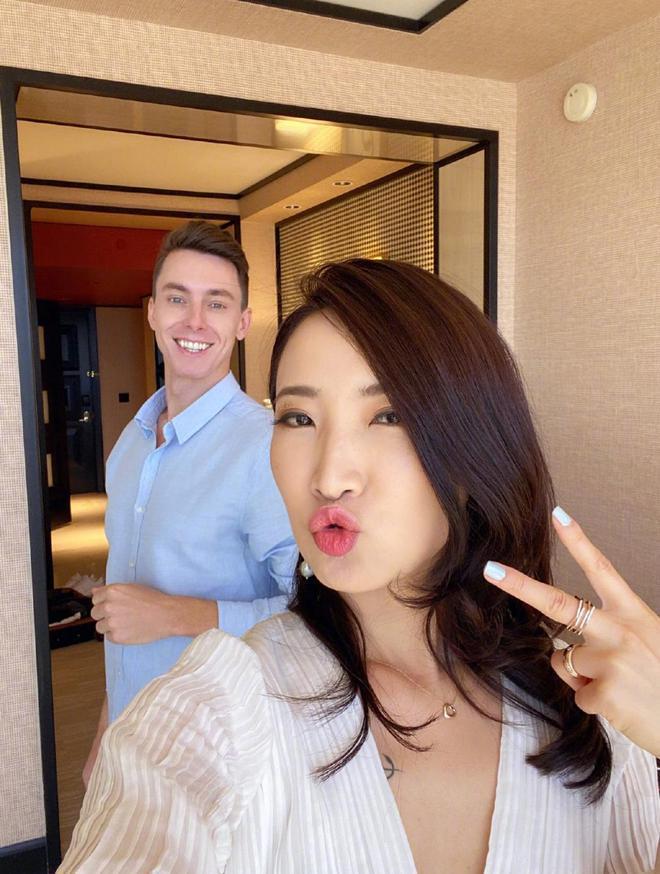 陈赫携家人现身看张子萱笑容宠溺 俩女儿穿姐妹装