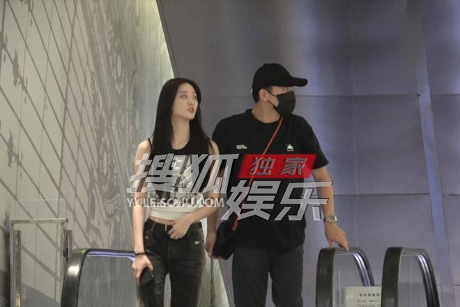 林更新再换新女友！两人牵手搂抱，女方肤白貌美像某爽