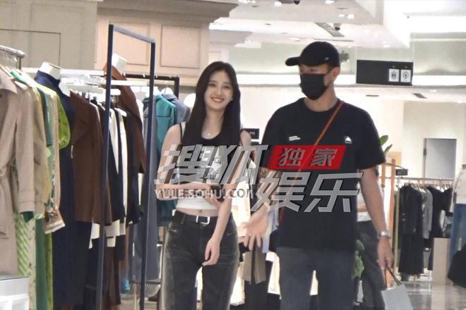 林更新再换新女友！两人牵手搂抱，女方肤白貌美像某爽