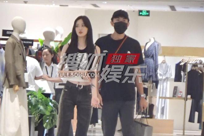 林更新再换新女友！两人牵手搂抱，女方肤白貌美像某爽