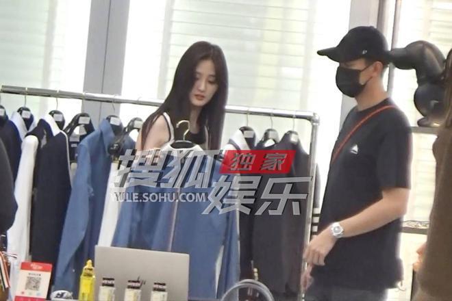 林更新再换新女友！两人牵手搂抱，女方肤白貌美像某爽