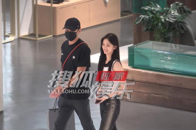 林更新再换新女友！两人牵手搂抱，女方肤白貌美像某爽