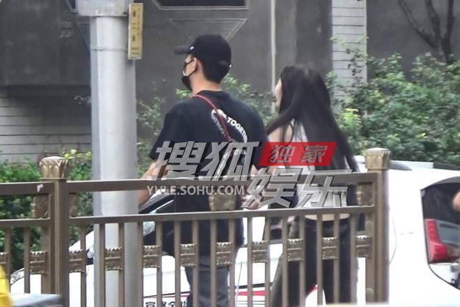 林更新再换新女友！两人牵手搂抱，女方肤白貌美像某爽