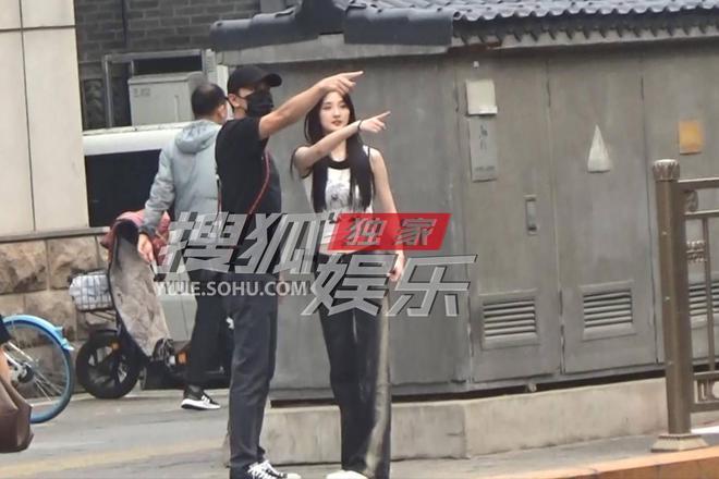 林更新再换新女友！两人牵手搂抱，女方肤白貌美像某爽