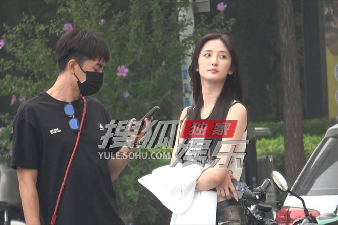 林更新再换新女友！两人牵手搂抱，女方肤白貌美像某爽