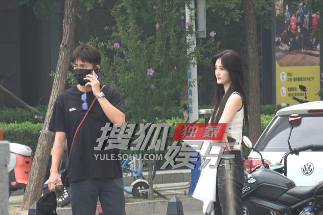 林更新再换新女友！两人牵手搂抱，女方肤白貌美像某爽