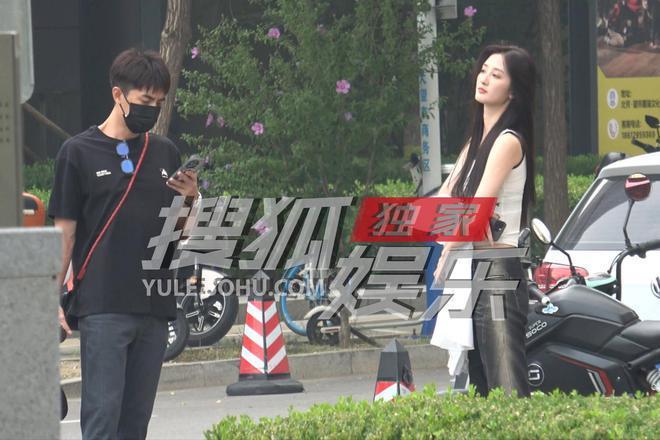 林更新再换新女友！两人牵手搂抱，女方肤白貌美像某爽
