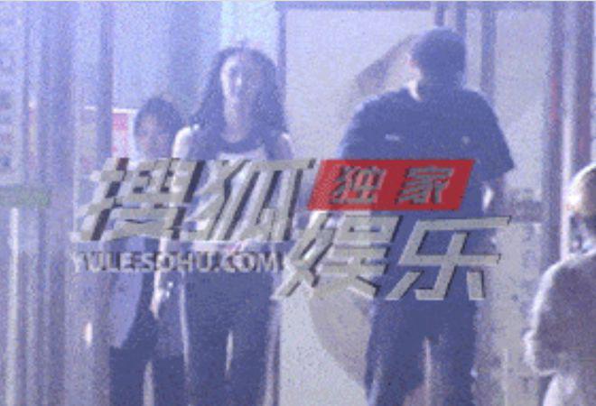 林更新再换新女友！两人牵手搂抱，女方肤白貌美像某爽
