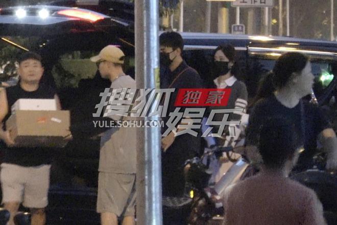 林更新再换新女友！两人牵手搂抱，女方肤白貌美像某爽