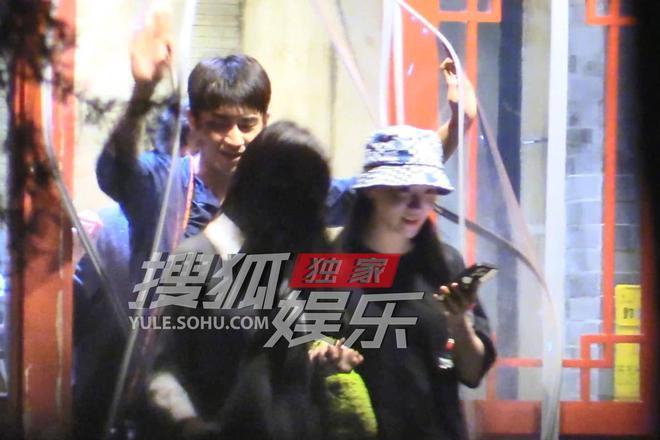 林更新再换新女友！两人牵手搂抱，女方肤白貌美像某爽