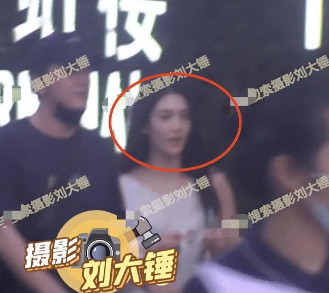 林更新再换新女友！两人牵手搂抱，女方肤白貌美像某爽