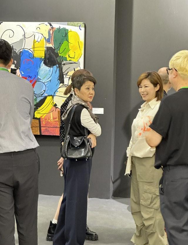 四太到上海帮奚梦瑶带娃 和保姆一起照顾孙子孙女