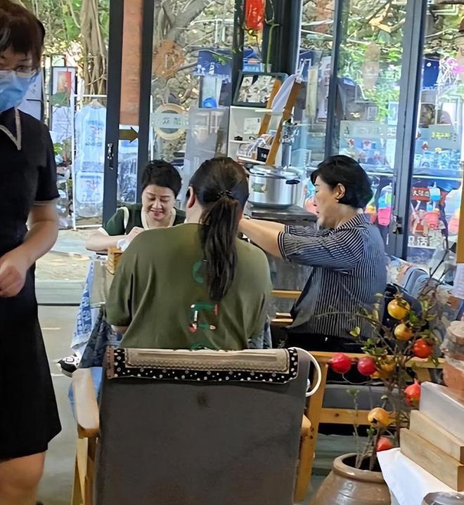 四太到上海帮奚梦瑶带娃 和保姆一起照顾孙子孙女