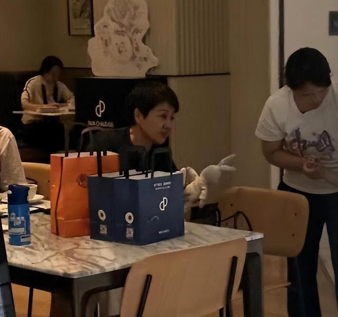 四太到上海帮奚梦瑶带娃 和保姆一起照顾孙子孙女