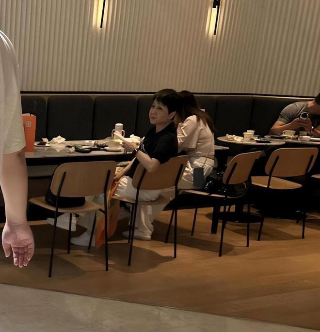 四太到上海帮奚梦瑶带娃 和保姆一起照顾孙子孙女