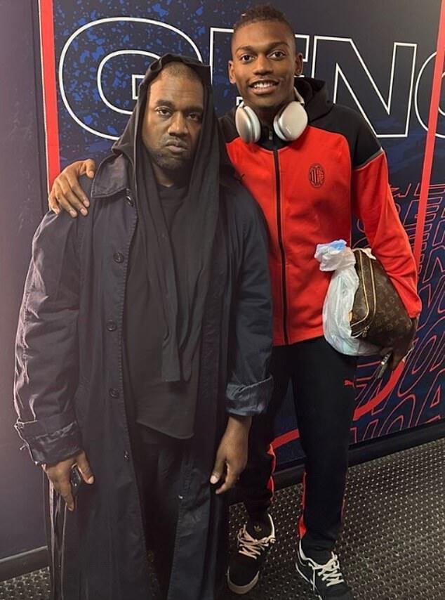 坎耶重返意大利 28岁新妻子穿银色紧身装四处挖空