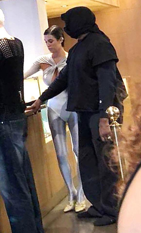 坎耶重返意大利 28岁新妻子穿银色紧身装四处挖空