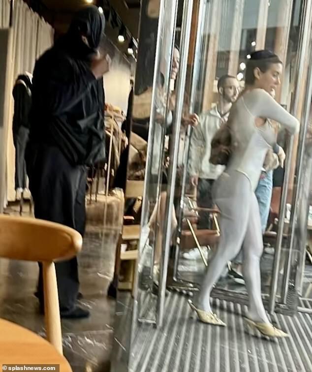 坎耶重返意大利 28岁新妻子穿银色紧身装四处挖空