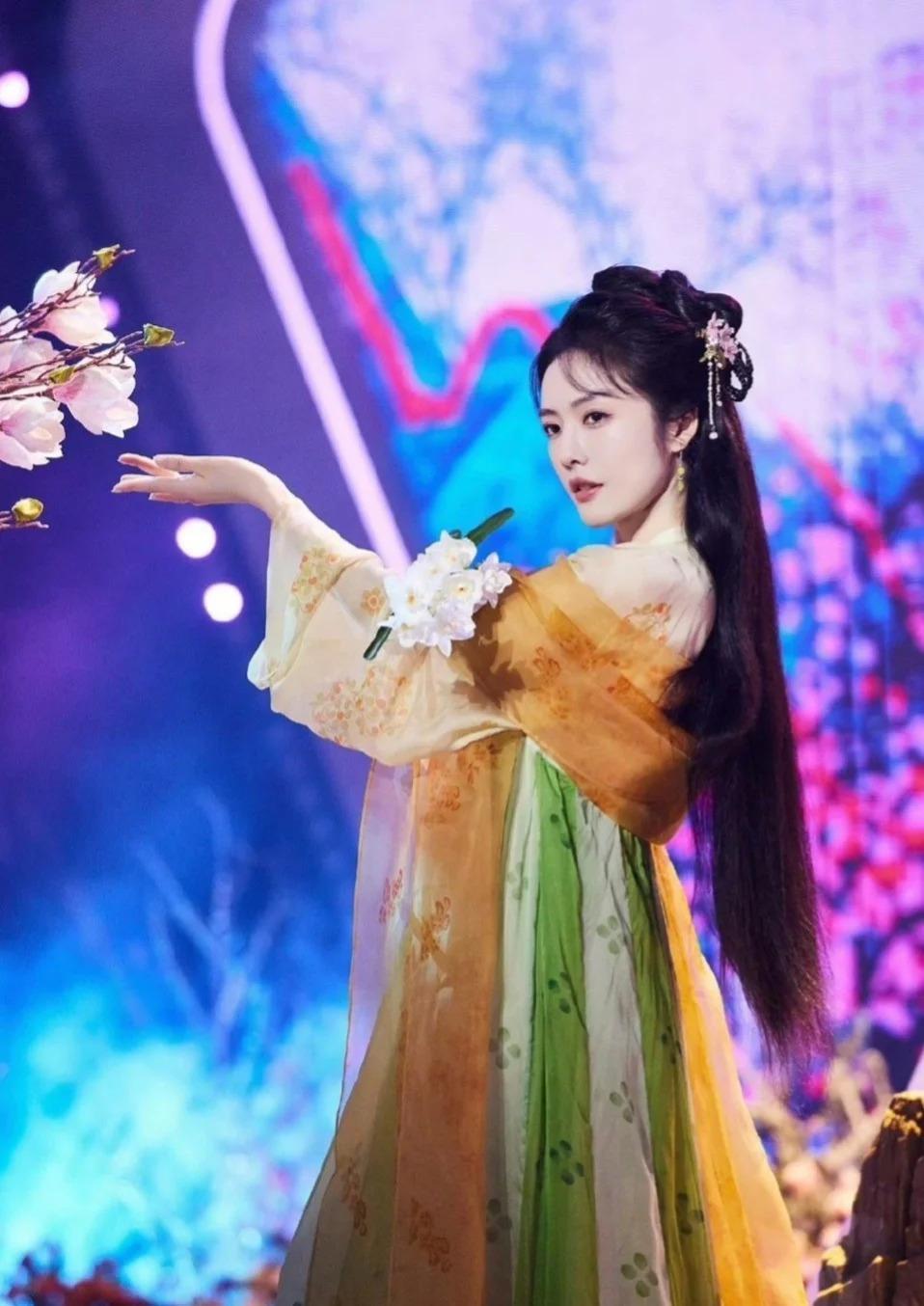 网传蔡文静或代替杨颖录制《奔跑吧》，粉丝：只是飞行嘉宾