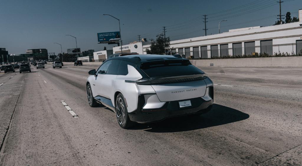 法拉第未来向贾跃亭交付FF 91新车
