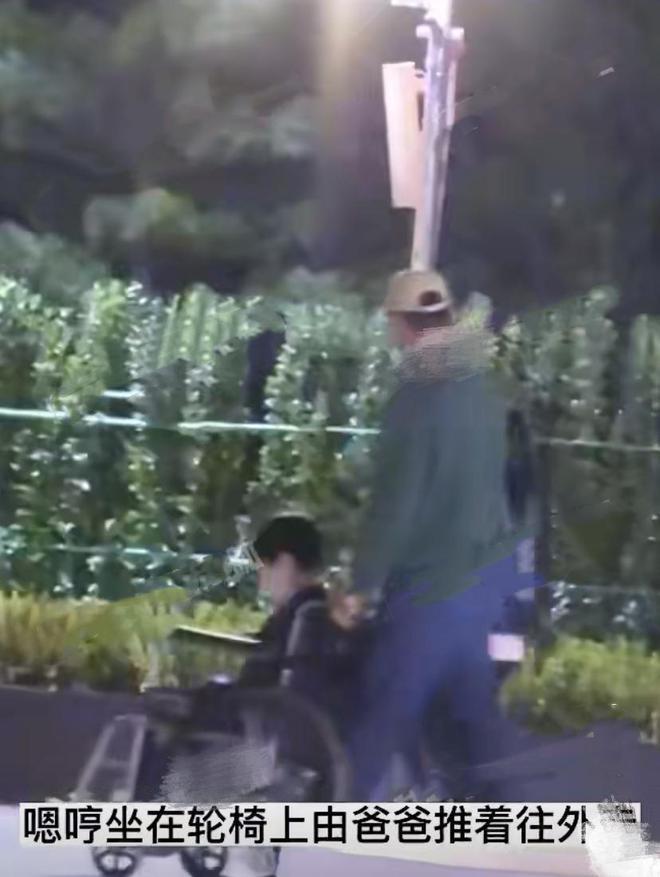 霍思燕夫妇与李小璐聚会，姐妹俩拥抱告别，嗯哼坐轮椅现身