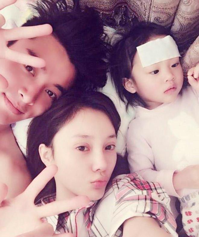 霍思燕夫妇与李小璐聚会，姐妹俩拥抱告别，嗯哼坐轮椅现身