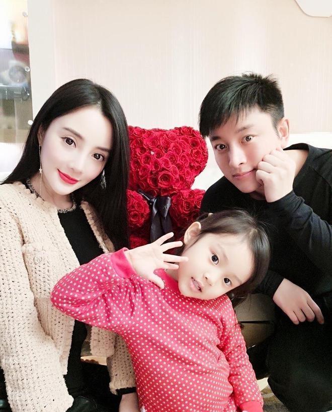 霍思燕夫妇与李小璐聚会，姐妹俩拥抱告别，嗯哼坐轮椅现身