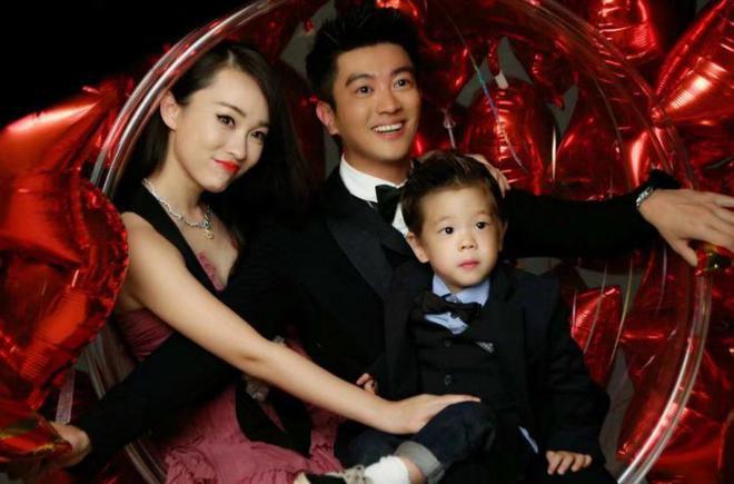 霍思燕夫妇与李小璐聚会，姐妹俩拥抱告别，嗯哼坐轮椅现身