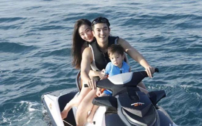 霍思燕夫妇与李小璐聚会，姐妹俩拥抱告别，嗯哼坐轮椅现身