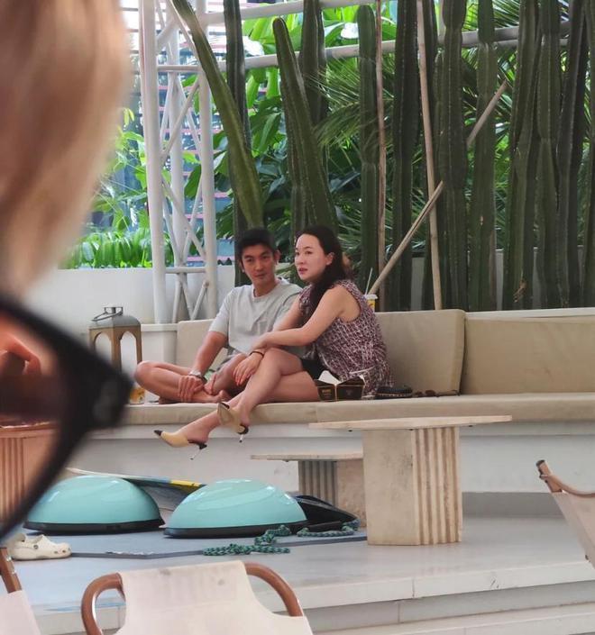 霍思燕夫妇与李小璐聚会，姐妹俩拥抱告别，嗯哼坐轮椅现身