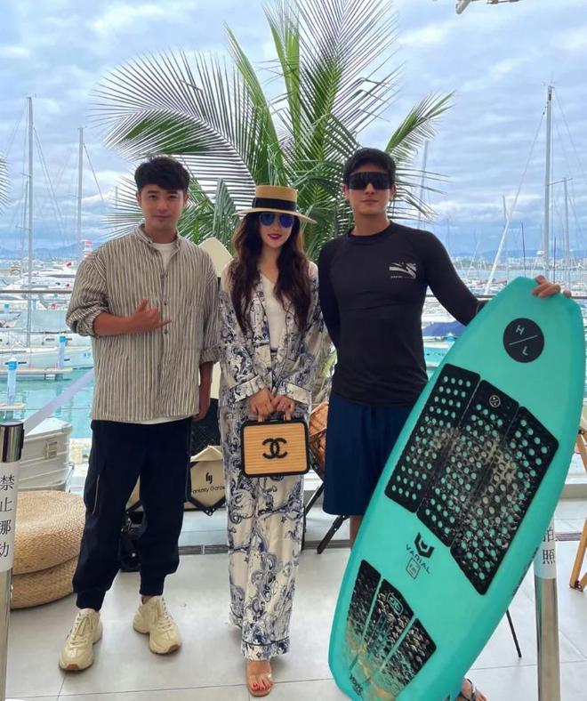 霍思燕夫妇与李小璐聚会，姐妹俩拥抱告别，嗯哼坐轮椅现身