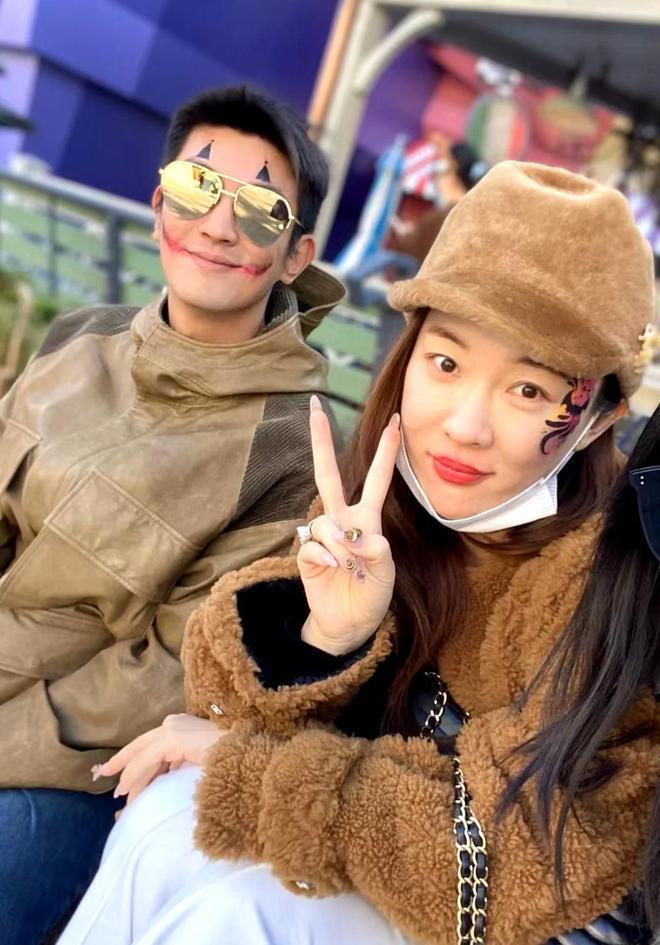 霍思燕夫妇与李小璐聚会，姐妹俩拥抱告别，嗯哼坐轮椅现身