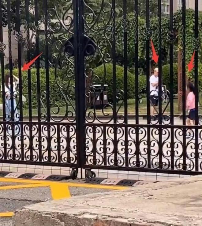 霍思燕夫妇与李小璐聚会，姐妹俩拥抱告别，嗯哼坐轮椅现身