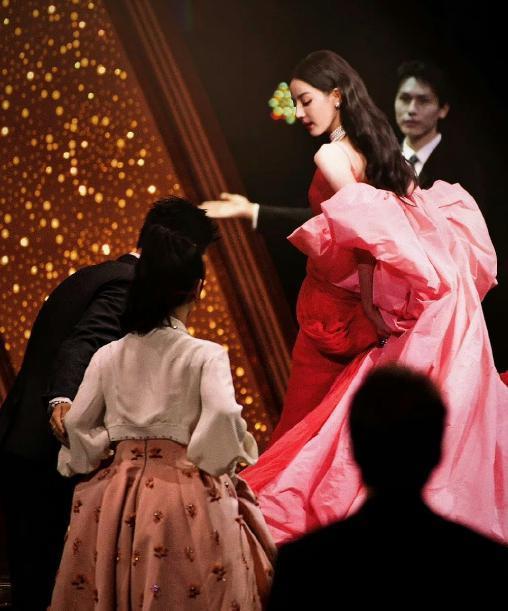 杨紫和迪丽热巴粉丝开撕，一场因时装周引发的骂战