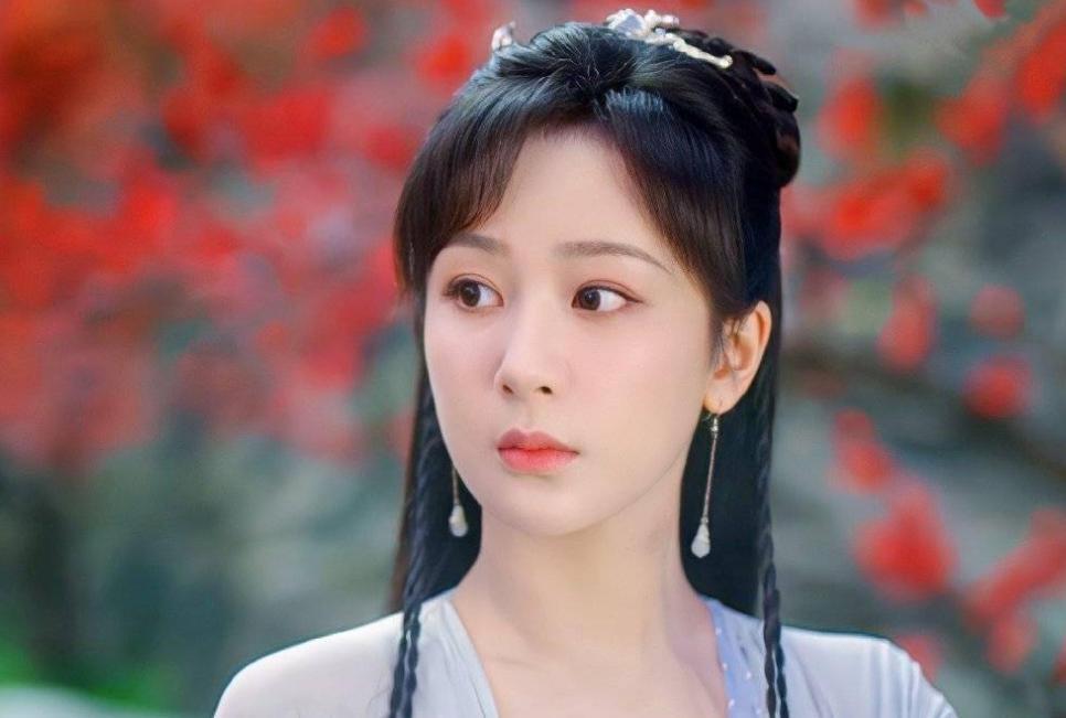 杨紫和迪丽热巴粉丝开撕，一场因时装周引发的骂战