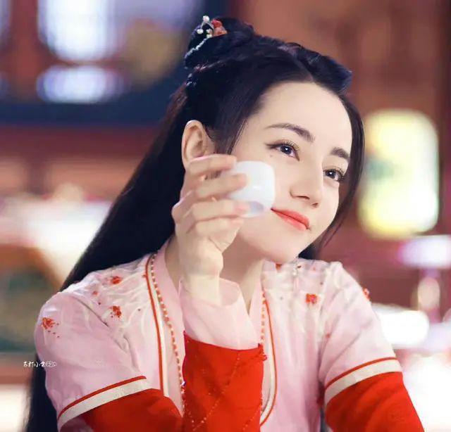 杨紫和迪丽热巴粉丝开撕，一场因时装周引发的骂战