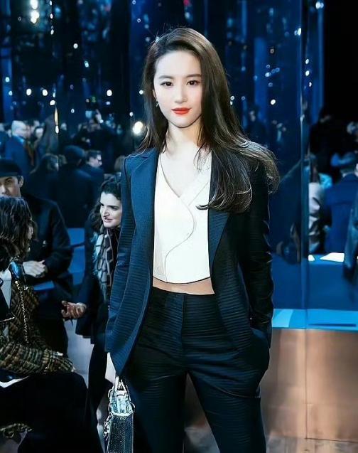 杨紫和迪丽热巴粉丝开撕，一场因时装周引发的骂战