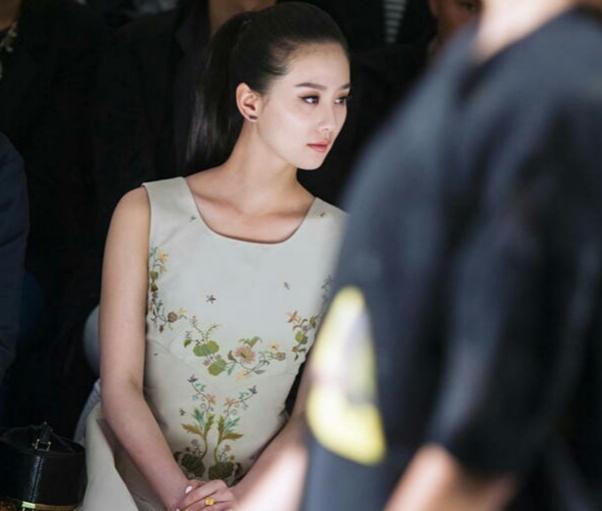 杨紫和迪丽热巴粉丝开撕，一场因时装周引发的骂战